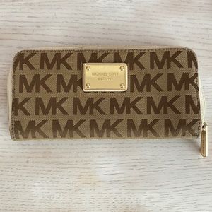 Michael Kors wallet ⭐️